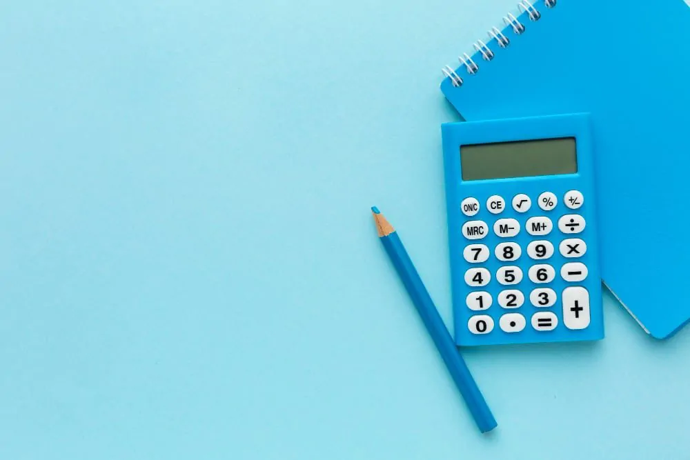 imagem de uma calculadora e caderno, representando impostos para MEI